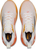 Weiße Brooks Laufschuhe mit orangefarbenen Akzenten und weißen Schnürsenkeln.