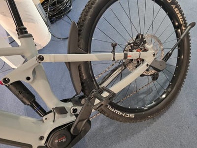 Rückseite eines E-Bikes mit Dämpfer, Bremsscheibe und Ständer. Rückseite eines E-Bikes mit Dämpfer, Bremsscheibe und Ständer.