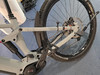 Rückseite eines E-Bikes mit Dämpfer, Bremsscheibe und Ständer.