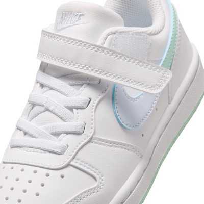 Biele detské tenisky Nike s modrozeleným detailom na podrážke a suchým zipsom. Biele detské tenisky Nike s modrozeleným detailom na podrážke a suchým zipsom.