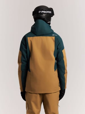 Rückansicht einer Skijacke und Hose mit Helm. Rückansicht einer Skijacke und Hose mit Helm.