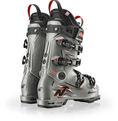Nordica Skischuhe mit orangefarbenen Details und Schnallenverschlüssen.