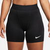 Schwarze Nike-Shorts für Damen mit weißem Logo.
