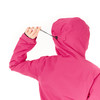 Rückansicht einer Person in einer rosa Kapuzenjacke, die eine Kordel anpasst.