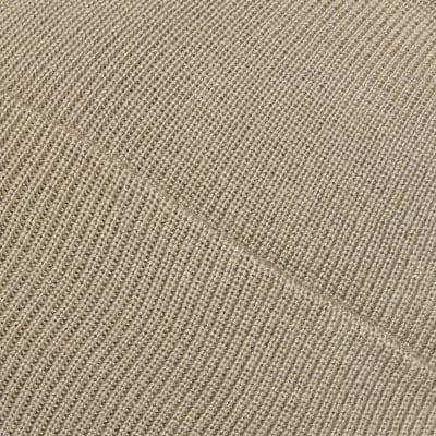 Detail eines beigen Strickstoffes mit feinem Muster