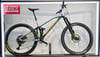 Ein grünes Mondraker Mountainbike mit Rahmenaufschrift und Firmenlogo.
