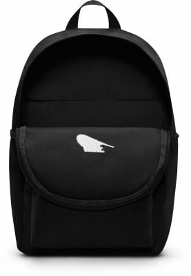 Schwarzer Rucksack mit weißem Nike-Logo auf der Vordertasche.