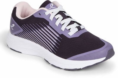 Violette Laufschuhe mit weißen Schnürsenkeln und rosa Innenfutter. Violette Laufschuhe mit weißen Schnürsenkeln und rosa Innenfutter.