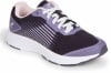 Violette Laufschuhe mit weißen Schnürsenkeln und rosa Innenfutter.