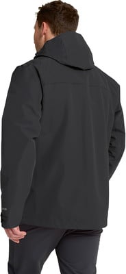 Ein Mann von hinten in einer schwarzen wasserdichten Jacke mit Kapuze und dunkler Hose. Ein Mann von hinten in einer schwarzen wasserdichten Jacke mit Kapuze und dunkler Hose.