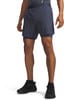 Ein Mann in dunkelblauen Shorts und schwarzen Schuhen steht vor weißem Hintergrund.