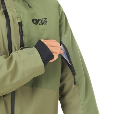 Ein Mann steckt eine Karte in die Ärmeltasche einer grünen Jacke. Ein Mann steckt eine Karte in die Ärmeltasche einer grünen Jacke.