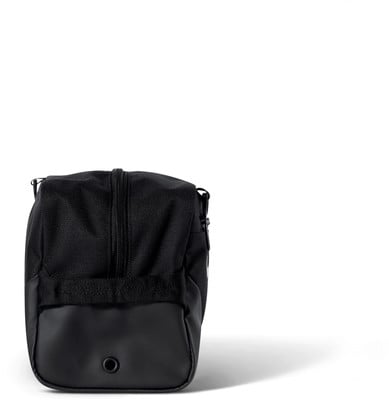 Eine schwarze Tasche mit Riemen und Reißverschluss steht auf weißem Grund.
