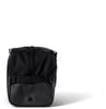 Eine schwarze Tasche mit Riemen und Reißverschluss steht auf weißem Grund.