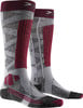 Zwei hohe Socken mit geometrischem Muster in Grau, Weinrot und Schwarz.