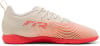 Beige Fußballschuhe mit orange-gestreiftem Design und roter Sohle.