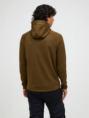 Rückansicht eines Mannes in einem khakifarbenen Kapuzenpullover und schwarzer Hose. Rückansicht eines Mannes in einem khakifarbenen Kapuzenpullover und schwarzer Hose.