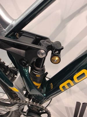 Detail der Hinterradfederung eines Mountainbikes mit Dämpfer. Detail der Hinterradfederung eines Mountainbikes mit Dämpfer.
