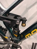 Detail der Hinterradfederung eines Mountainbikes mit Dämpfer.