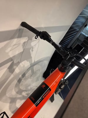 Detail des orangefarbenen E-Bikes mit Stereo-Logo. Detail des orangefarbenen E-Bikes mit Stereo-Logo.