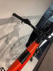Detail des orangefarbenen E-Bikes mit Stereo-Logo.