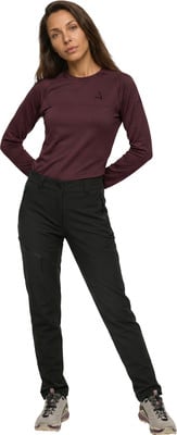 Frau in bordeauxrotem Langarmshirt und schwarzer Hose. Frau in bordeauxrotem Langarmshirt und schwarzer Hose.