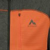 Detail einer McKinley-Jacke mit orangefarbener Tasche und Logo.