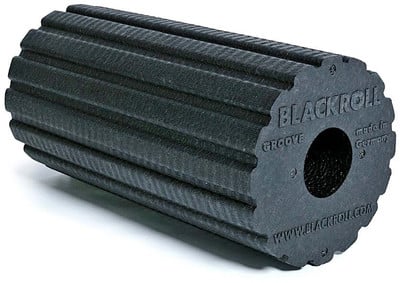 Schwarze Massage-Rolle mit Rillen und Blackroll-Logo. Schwarze Massage-Rolle mit Rillen und Blackroll-Logo.