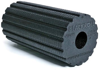 Schwarze Massage-Rolle mit Rillen und Blackroll-Logo.