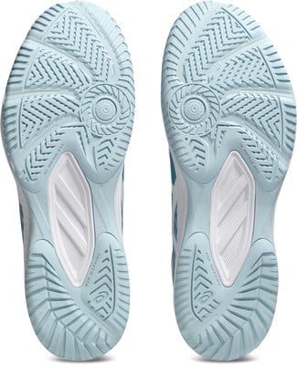 Ansicht der Sohlen zweier hellblauer Tennisschuhe mit weißen Details. Ansicht der Sohlen zweier hellblauer Tennisschuhe mit weißen Details.