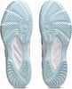 Ansicht der Sohlen zweier hellblauer Tennisschuhe mit weißen Details.