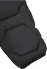 Detail einer Daunenjacke mit Steppung und Logo am Saum.