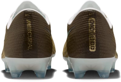Goldene Fußballschuhe mit der Aufschrift Mercurial und der Kennzeichnung 999. Goldene Fußballschuhe mit der Aufschrift Mercurial und der Kennzeichnung 999.