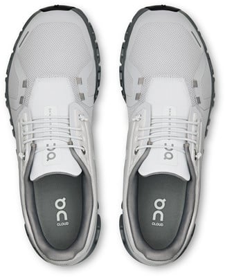 Draufsicht auf ein Paar grauer Laufschuhe mit weißen Schnürsenkeln. Draufsicht auf ein Paar grauer Laufschuhe mit weißen Schnürsenkeln.