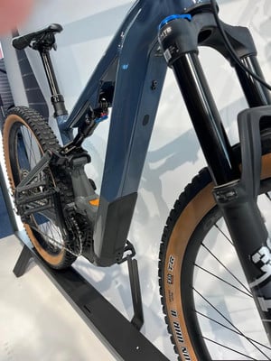 Detail eines Mountain-E-Bikes mit Federung und groben Reifen. Detail eines Mountain-E-Bikes mit Federung und groben Reifen.