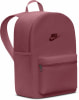 Ein rosafarbener Nike-Rucksack mit Logo und Fronttasche mit Reißverschluss.