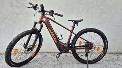 Ein KTM E-Mountainbike in Dunkelweinrot mit schwarzen Akzenten. Ein KTM E-Mountainbike in Dunkelweinrot mit schwarzen Akzenten.