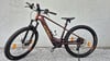 Ein KTM E-Mountainbike in Dunkelweinrot mit schwarzen Akzenten.