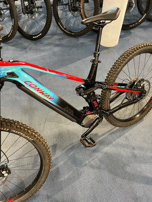 Ein Conway E-Mountainbike mit Federung und schwarzem Rahmen. Ein Conway E-Mountainbike mit Federung und schwarzem Rahmen.