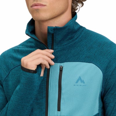 Mann in einer dunkelblauen Fleecejacke mit Reißverschluss und McKinley-Logo.