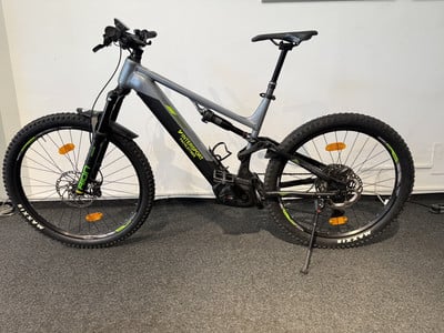 Graues Mountainbike mit schwarzen Rädern und grünen Details. Graues Mountainbike mit schwarzen Rädern und grünen Details.