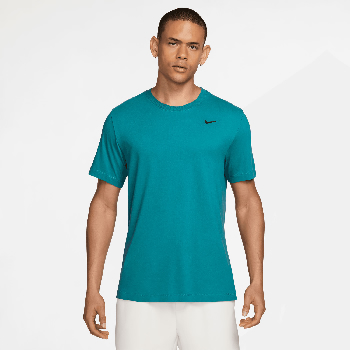 Mann in einem teal Nike T-Shirt mit kurzen Ärmeln und schwarzem Logo.
