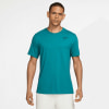 Mann in einem teal Nike T-Shirt mit kurzen Ärmeln und schwarzem Logo.