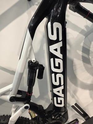 Detail eines Mountainbike-Rahmens mit GASGAS-Logo und RockShox-Dämpfer. Detail eines Mountainbike-Rahmens mit GASGAS-Logo und RockShox-Dämpfer.