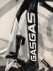 Detail eines Mountainbike-Rahmens mit GASGAS-Logo und RockShox-Dämpfer.