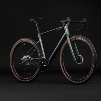 Modernes Gravelbike mit Metallic-Lackierung und braunen Reifen. Modernes Gravelbike mit Metallic-Lackierung und braunen Reifen.