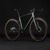 Modernes Gravelbike mit Metallic-Lackierung und braunen Reifen.