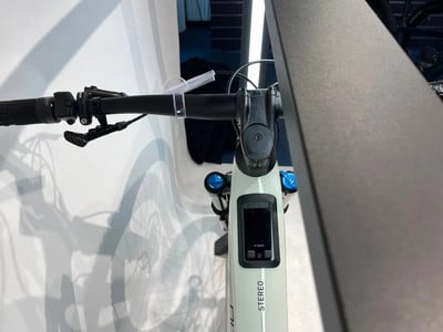 Detail von Lenker und Display eines E-Bikes mit Bosch-Logo. Detail von Lenker und Display eines E-Bikes mit Bosch-Logo.
