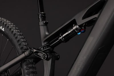 Detail der Hinterradaufhängung eines Mountainbikes mit Fox-Dämpfer. Detail der Hinterradaufhängung eines Mountainbikes mit Fox-Dämpfer.