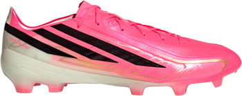 Ein pinker Adidas Fußballschuh mit schwarzen Streifen und goldenen Details für schnelle Bewegungen.